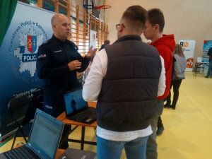 Promowali „zawód” policjanta na Targach Pracy