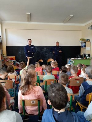 Spotkania profilaktyczne policjantów w ostrowieckich szkołach