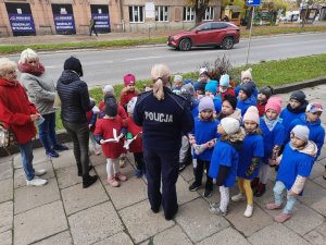policjantka w trakcie spotkania