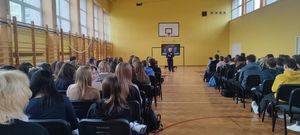 policjantka podczas prelekcji