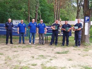 uczestnicy zawodów strzeleckich