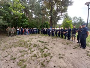 uczestnicy zawodów strzeleckich