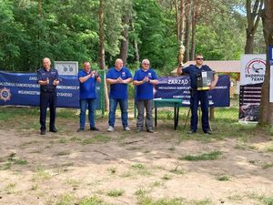 uczestnicy zawodów strzeleckich