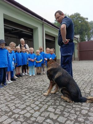 dzieci podczas wycieczki