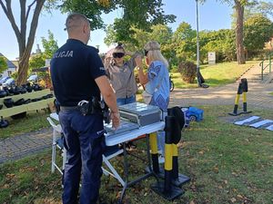 policjanci podczas pikniku