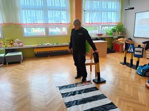 policjantka podczas spotkania