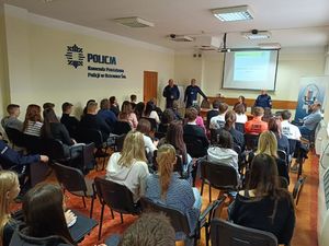 policjanci podczas debaty