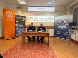 uczestnicy briefingu prasowego
