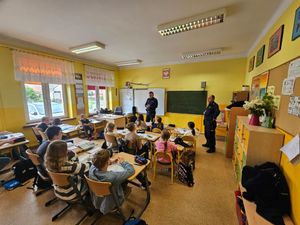 dzielnicowi na spotkaniu z dziećmi