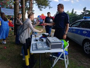 policjanci na pikniku rodzinnym