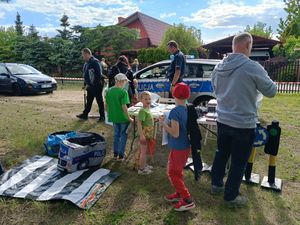 policjanci na pikniku rodzinnym