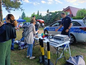 policjanci na pikniku rodzinnym