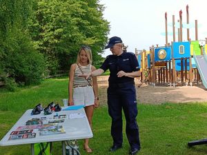 policjantka podczas spotkania