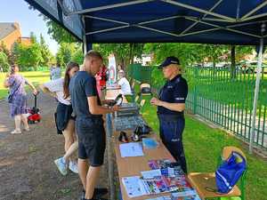 policjanci na pikniku rodzinnym