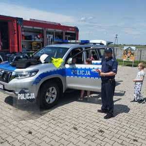 policjanci na pikniku rodzinnym
