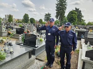 policjanci oddający hołd