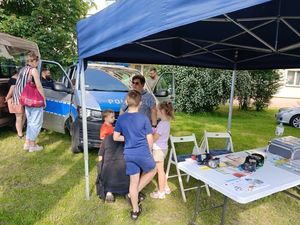 policjanci na pikniku