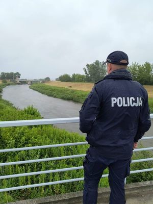 policjanci monitorują stan wód