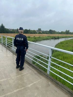 policjanci monitorują stan wód