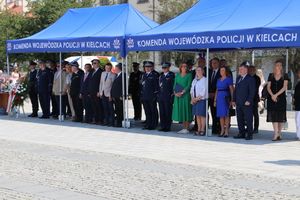 policjanci podczas uroczystości