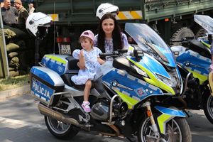 policjanci podczas uroczystości