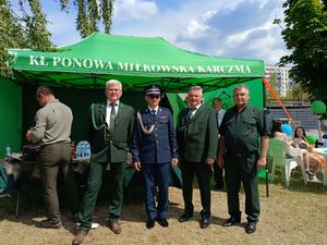 policjanci podczas uroczystości
