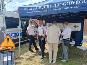 policjanci podczas uroczystości