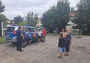 dzieci z wizytą na komisariacie