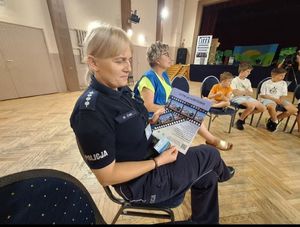 policjantka na spotkaniu z uczestnikami półkolonii