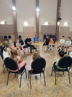 policjantka na spotkaniu z uczestnikami półkolonii