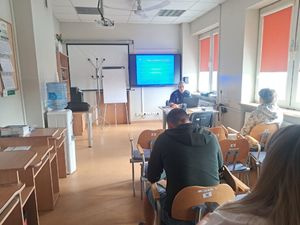 policjantka podczas prelekcji