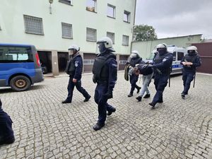 policjanci podczas ćwiczeń
