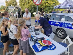 policjanci podczas pikniku