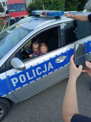 policjanci podczas pikniku