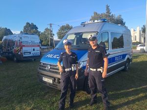 policjanci podczas pikniku