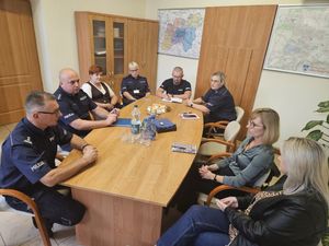 policjanci podczas spotkania