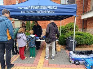 policjanci podczas pikniku