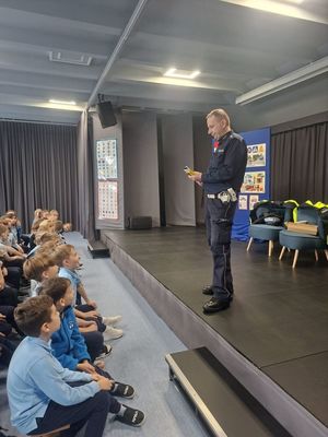 policjanci podczas spotkania