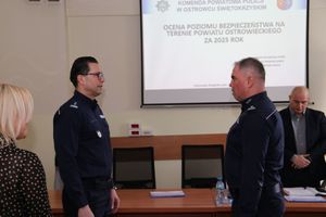 policjanci podczas odprawy