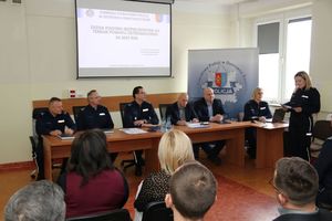 policjanci podczas odprawy