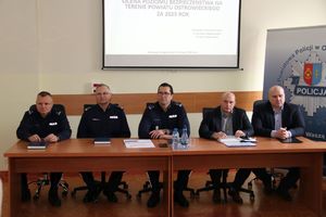 policjanci podczas odprawy