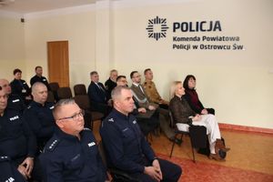 policjanci podczas odprawy