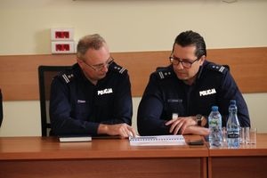 policjanci podczas odprawy