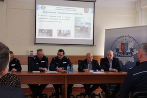 policjanci podczas odprawy