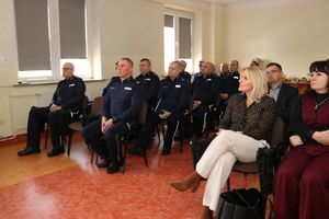 policjanci podczas odprawy