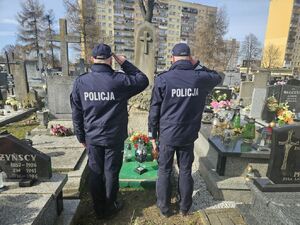 policjanci podczas oddawania hołdu