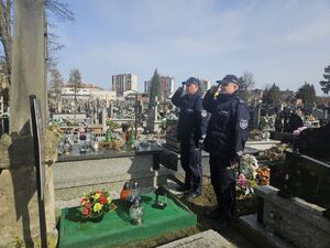 policjanci podczas oddawania hołdu