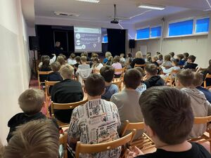 policjantka podczas spotkania
