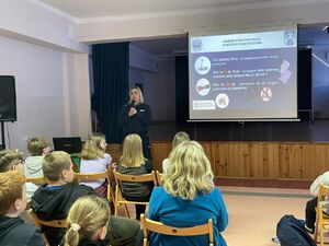 policjantka podczas spotkania