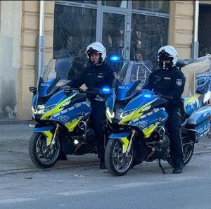 policjanci na motocyklach